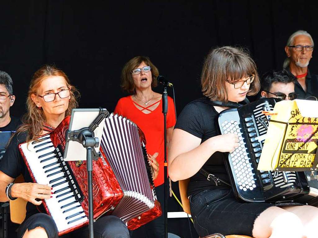 Zum 52. Mal geht es beim Trottoirfest in Rheinfelden rund. Vereine und Organisationen erweisen sich als versierte Gastgeber in den dekorierten Buden, Live-Musik auf zwei Bhnen macht Lust zum Tanzen und auch die Kinder haben ein Programm.