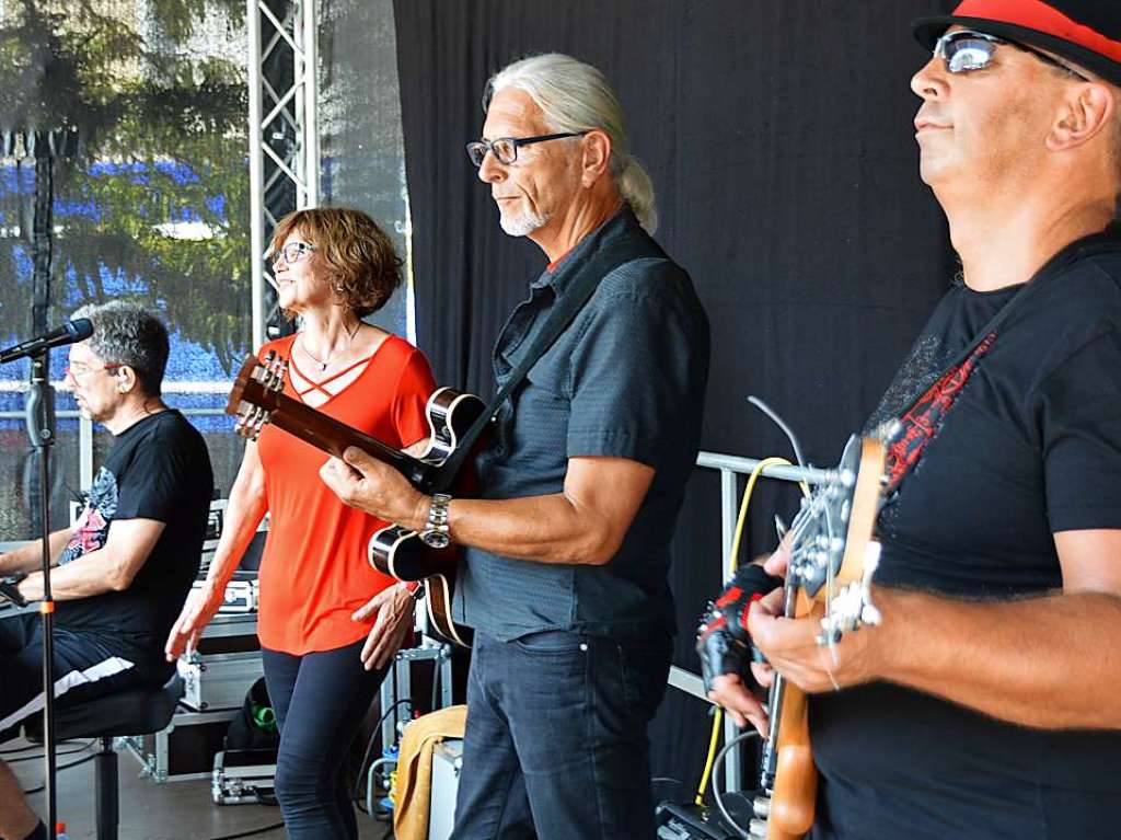 Zum 52. Mal geht es beim Trottoirfest in Rheinfelden rund. Vereine und Organisationen erweisen sich als versierte Gastgeber in den dekorierten Buden, Live-Musik auf zwei Bhnen macht Lust zum Tanzen und auch die Kinder haben ein Programm.