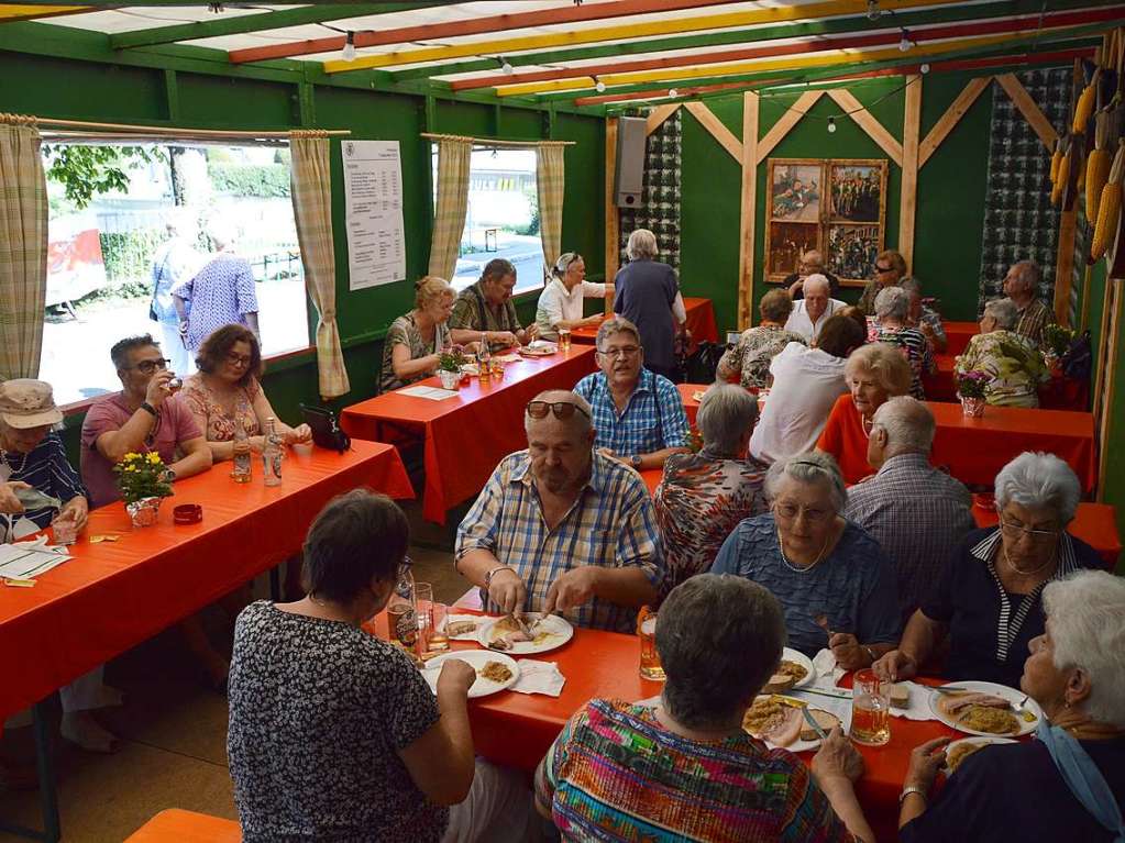 Zum 52. Mal geht es beim Trottoirfest in Rheinfelden rund. Vereine und Organisationen erweisen sich als versierte Gastgeber in den dekorierten Buden, Live-Musik auf zwei Bhnen macht Lust zum Tanzen und auch die Kinder haben ein Programm.