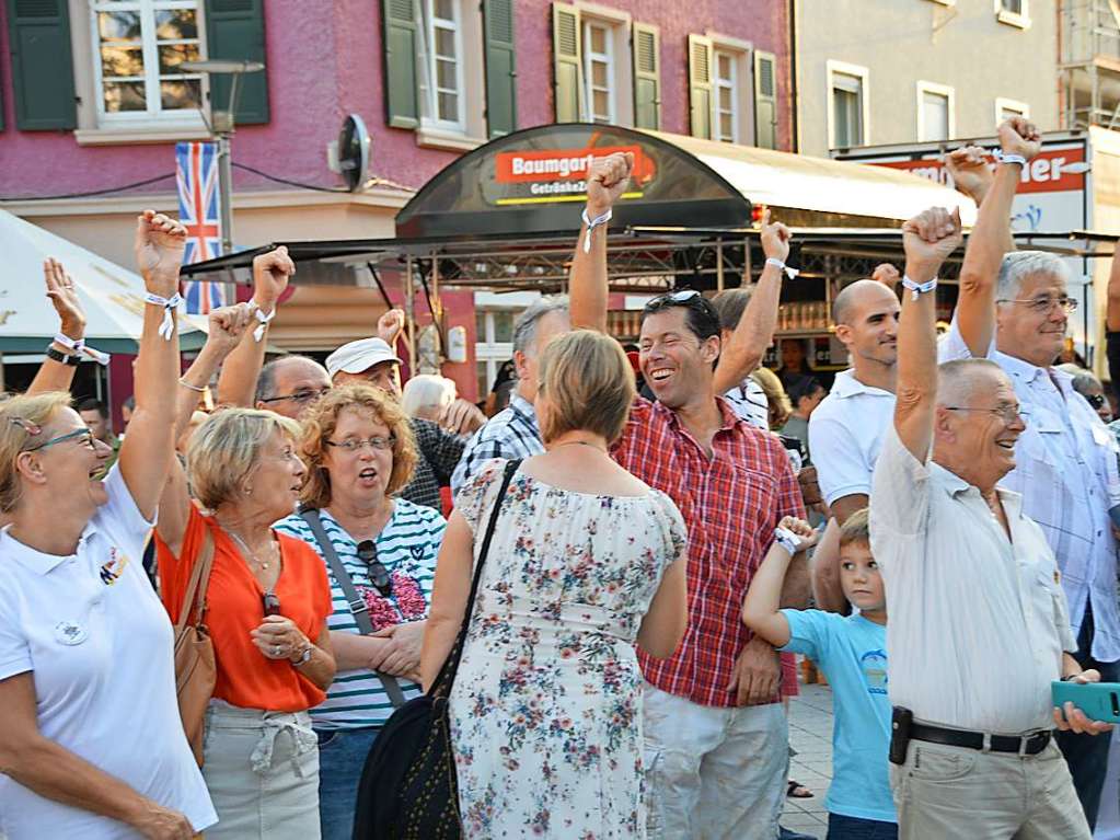 Zum 52. Mal geht es beim Trottoirfest in Rheinfelden rund. Vereine und Organisationen erweisen sich als versierte Gastgeber in den dekorierten Buden, Live-Musik auf zwei Bhnen macht Lust zum Tanzen und auch die Kinder haben ein Programm.