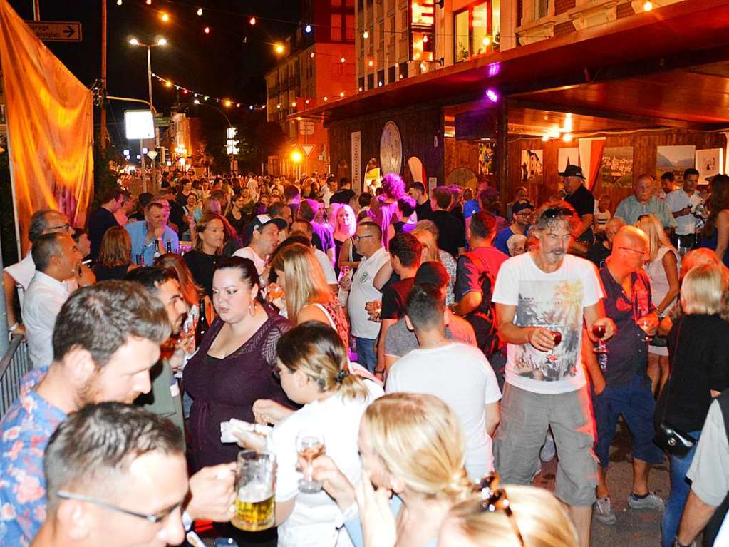 Zum 52. Mal geht es beim Trottoirfest in Rheinfelden rund. Vereine und Organisationen erweisen sich als versierte Gastgeber in den dekorierten Buden, Live-Musik auf zwei Bhnen macht Lust zum Tanzen und auch die Kinder haben ein Programm.