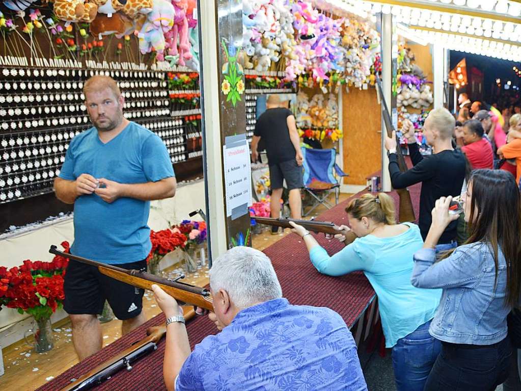 Zum 52. Mal geht es beim Trottoirfest in Rheinfelden rund. Vereine und Organisationen erweisen sich als versierte Gastgeber in den dekorierten Buden, Live-Musik auf zwei Bhnen macht Lust zum Tanzen und auch die Kinder haben ein Programm.