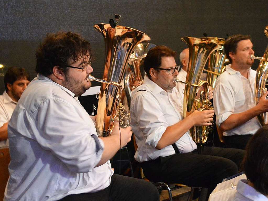 Zum 52. Mal geht es beim Trottoirfest in Rheinfelden rund. Vereine und Organisationen erweisen sich als versierte Gastgeber in den dekorierten Buden, Live-Musik auf zwei Bhnen macht Lust zum Tanzen und auch die Kinder haben ein Programm.