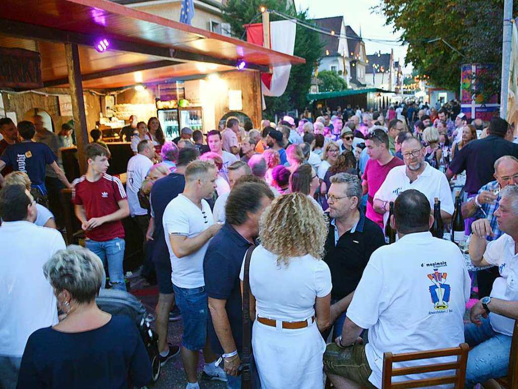 Zum 52. Mal geht es beim Trottoirfest in Rheinfelden rund. Vereine und Organisationen erweisen sich als versierte Gastgeber in den dekorierten Buden, Live-Musik auf zwei Bhnen macht Lust zum Tanzen und auch die Kinder haben ein Programm.