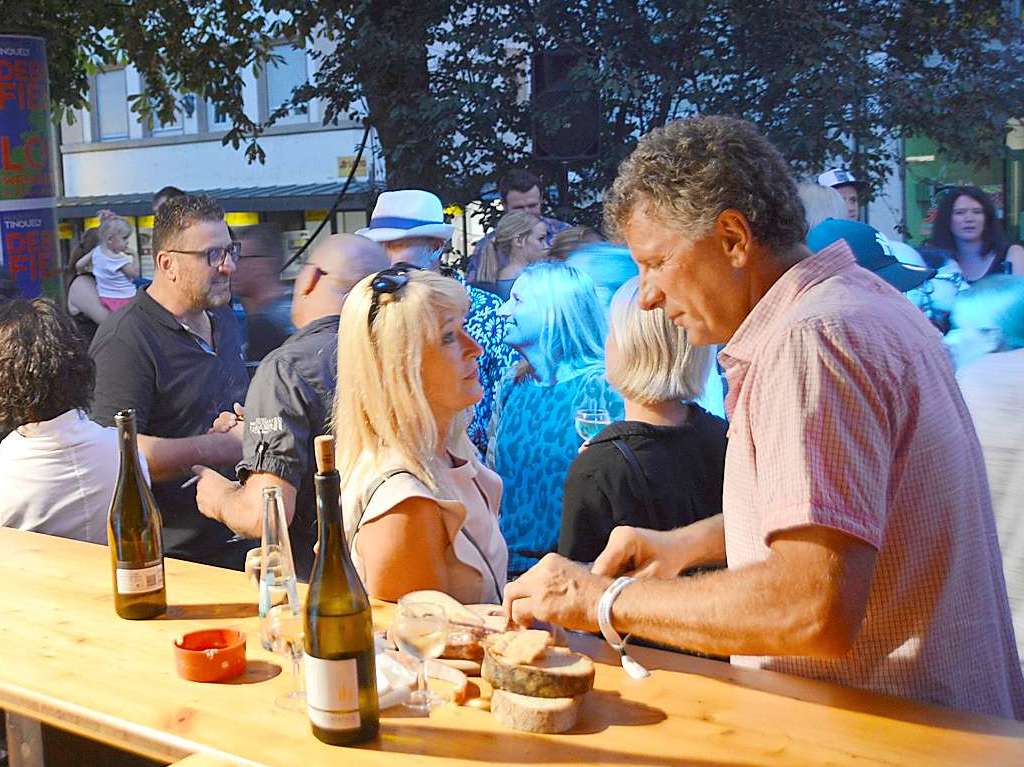 Zum 52. Mal geht es beim Trottoirfest in Rheinfelden rund. Vereine und Organisationen erweisen sich als versierte Gastgeber in den dekorierten Buden, Live-Musik auf zwei Bhnen macht Lust zum Tanzen und auch die Kinder haben ein Programm.