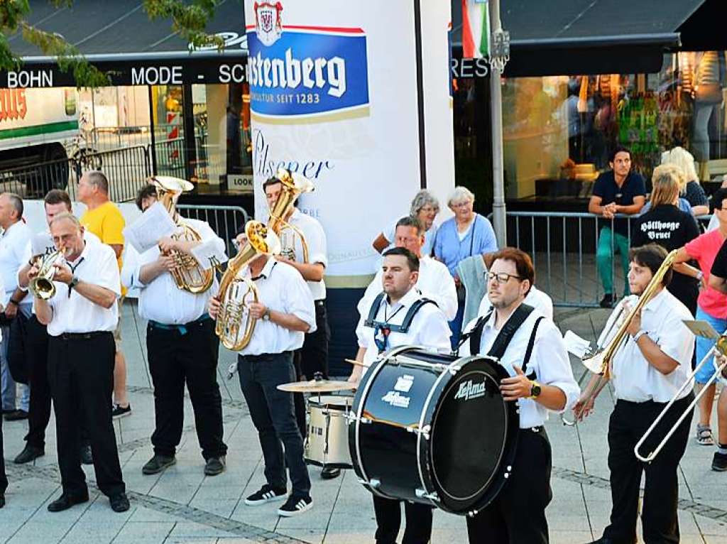 Zum 52. Mal geht es beim Trottoirfest in Rheinfelden rund. Vereine und Organisationen erweisen sich als versierte Gastgeber in den dekorierten Buden, Live-Musik auf zwei Bhnen macht Lust zum Tanzen und auch die Kinder haben ein Programm.