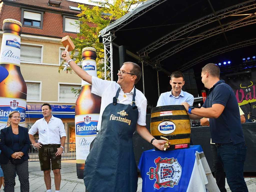 Zum 52. Mal geht es beim Trottoirfest in Rheinfelden rund. Vereine und Organisationen erweisen sich als versierte Gastgeber in den dekorierten Buden, Live-Musik auf zwei Bhnen macht Lust zum Tanzen und auch die Kinder haben ein Programm.