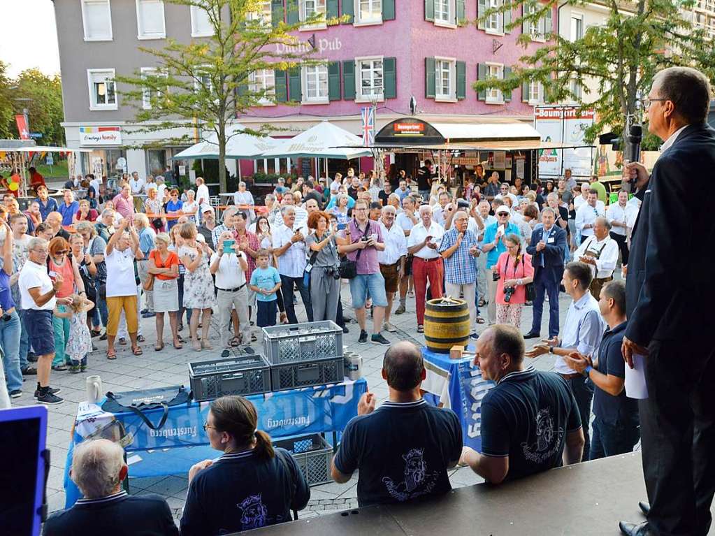 Zum 52. Mal geht es beim Trottoirfest in Rheinfelden rund. Vereine und Organisationen erweisen sich als versierte Gastgeber in den dekorierten Buden, Live-Musik auf zwei Bhnen macht Lust zum Tanzen und auch die Kinder haben ein Programm.