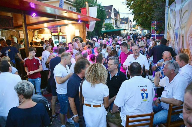 Die Stimmung am Samstag beim Trottoirf...8-Jhriger musste festgenommen werden.  | Foto: Horatio Gollin