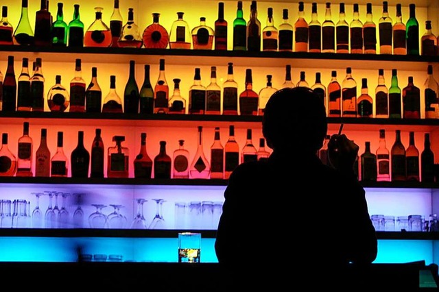 Eine Gruppe fllt in einer Bar in Hert...n pltzlich die Flaschen (Symbolbild).  | Foto: Tobias Felber