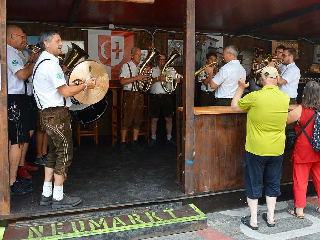 Zum 52. Mal geht es beim Trottoirfest in Rheinfelden rund. Vereine und Organisationen erweisen sich als versierte Gastgeber in den dekorierten Buden, Live-Musik auf zwei Bhnen macht Lust zum Tanzen und auch die Kinder haben ein Programm.