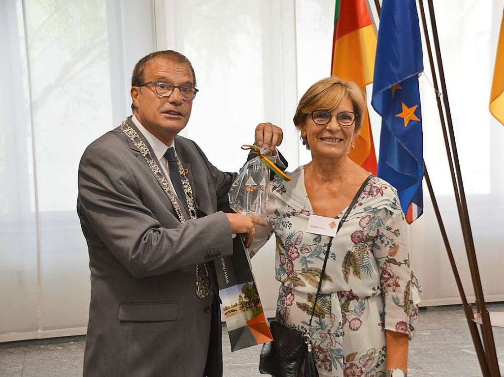 Klaus Eberhardt berreicht der Fcamper Stadtrtin Brigitte Soenen den Sonderpreis.