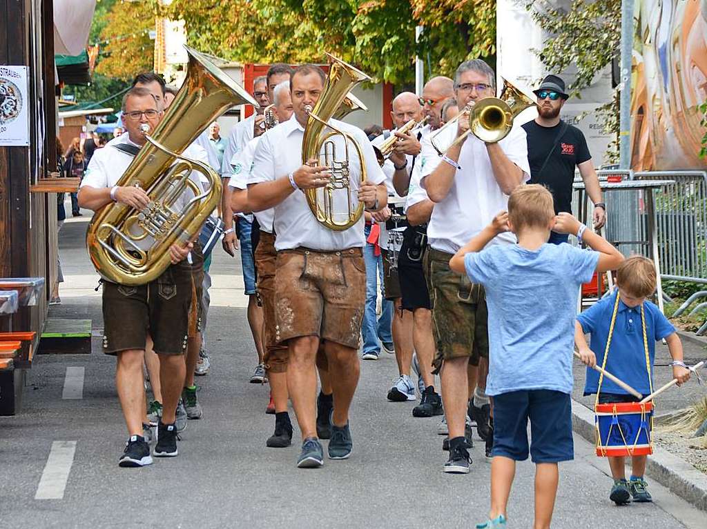 Zum 52. Mal geht es beim Trottoirfest in Rheinfelden rund. Vereine und Organisationen erweisen sich als versierte Gastgeber in den dekorierten Buden, Live-Musik auf zwei Bhnen macht Lust zum Tanzen und auch die Kinder haben ein Programm.