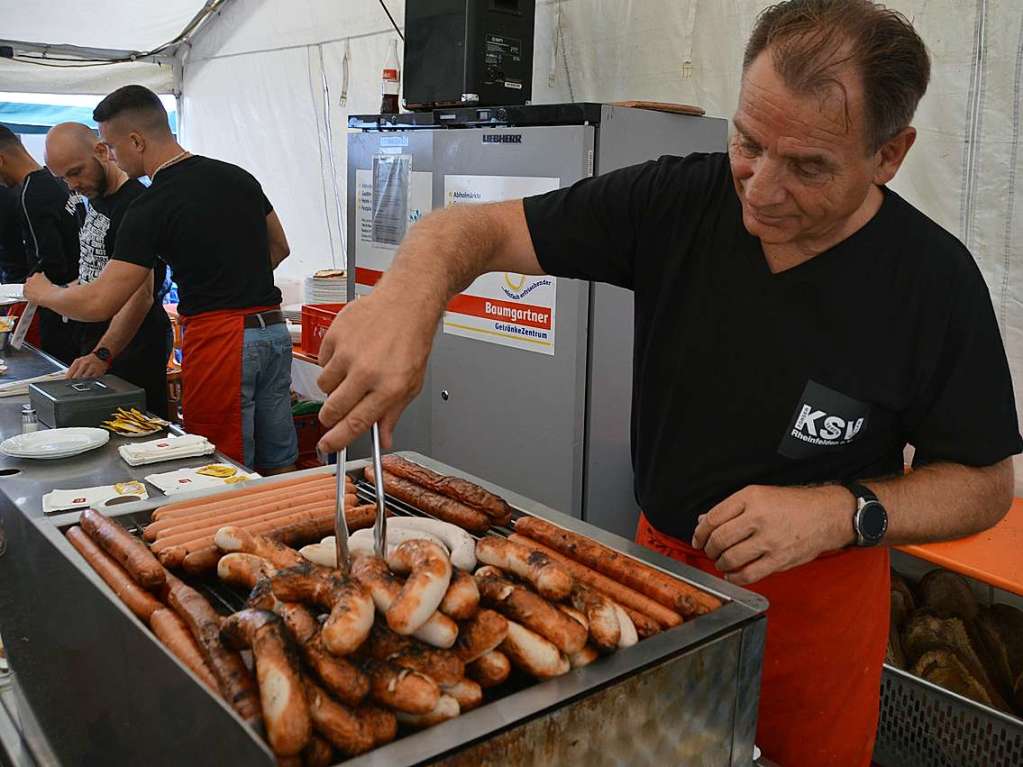 Zum 52. Mal geht es beim Trottoirfest in Rheinfelden rund. Vereine und Organisationen erweisen sich als versierte Gastgeber in den dekorierten Buden, Live-Musik auf zwei Bhnen macht Lust zum Tanzen und auch die Kinder haben ein Programm.