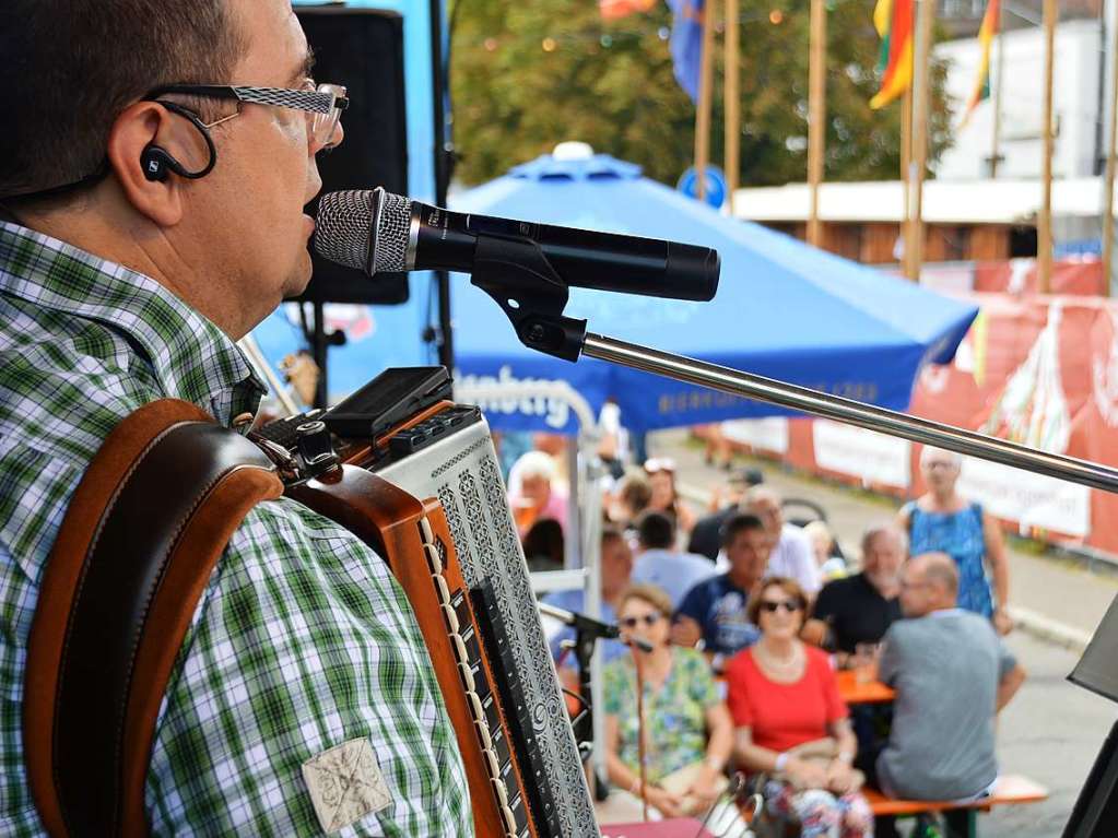 Zum 52. Mal geht es beim Trottoirfest in Rheinfelden rund. Vereine und Organisationen erweisen sich als versierte Gastgeber in den dekorierten Buden, Live-Musik auf zwei Bhnen macht Lust zum Tanzen und auch die Kinder haben ein Programm.