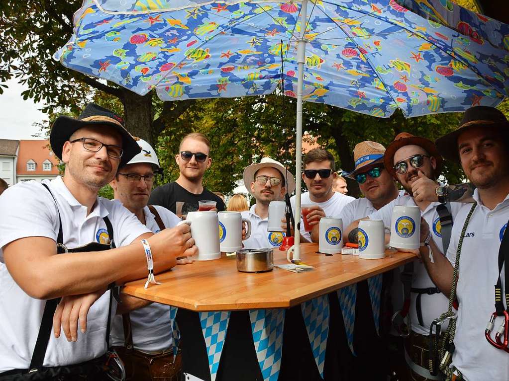 Zum 52. Mal geht es beim Trottoirfest in Rheinfelden rund. Vereine und Organisationen erweisen sich als versierte Gastgeber in den dekorierten Buden, Live-Musik auf zwei Bhnen macht Lust zum Tanzen und auch die Kinder haben ein Programm.