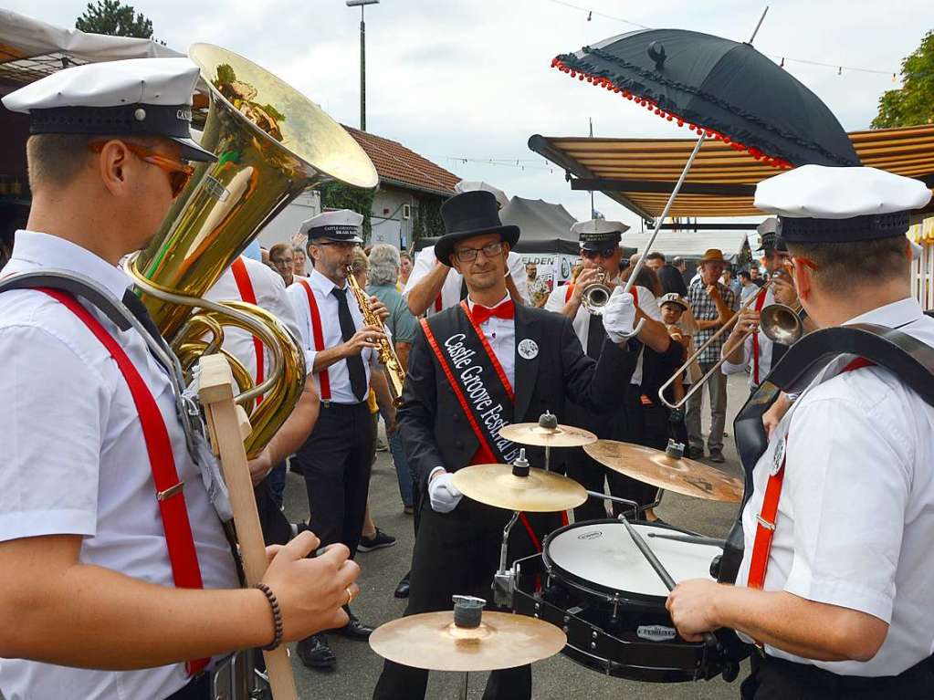 Zum 52. Mal geht es beim Trottoirfest in Rheinfelden rund. Vereine und Organisationen erweisen sich als versierte Gastgeber in den dekorierten Buden, Live-Musik auf zwei Bhnen macht Lust zum Tanzen und auch die Kinder haben ein Programm.