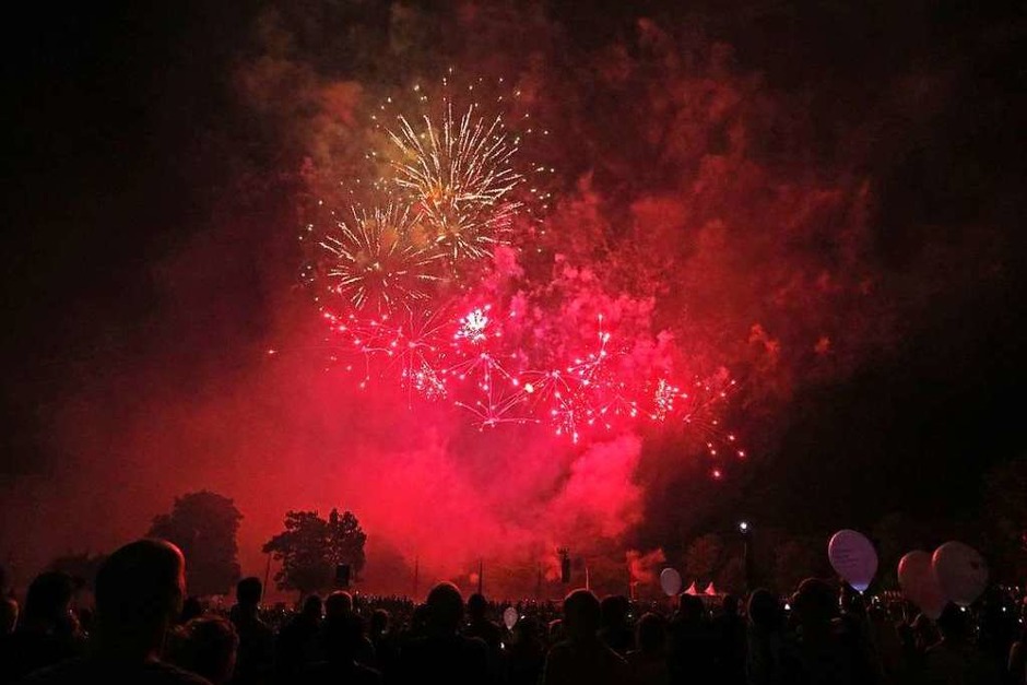 Einen bunten Abend mit schönen Effekten auf dem Gelände und am Himmel gab es für die Besucher des Festivals "Flammende Sterne". (Foto: Oliver Welti) Einen bunten Abend mit schönen Effekten auf dem Gelände und am Himmel gab es für die Besucher des Festivals "Flammende Sterne". (Foto: Oliver Welti)