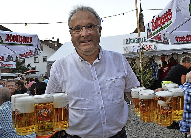 Wohl bekomms: Burgi Peter Palme hilft beim Durstlschen.  | Foto: Paul Berger