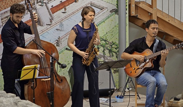 Der Jazzgitarrist Lukas Roos begeister...d dem Kontrabassisten Eduardo Sabella.  | Foto: Roswitha Frey