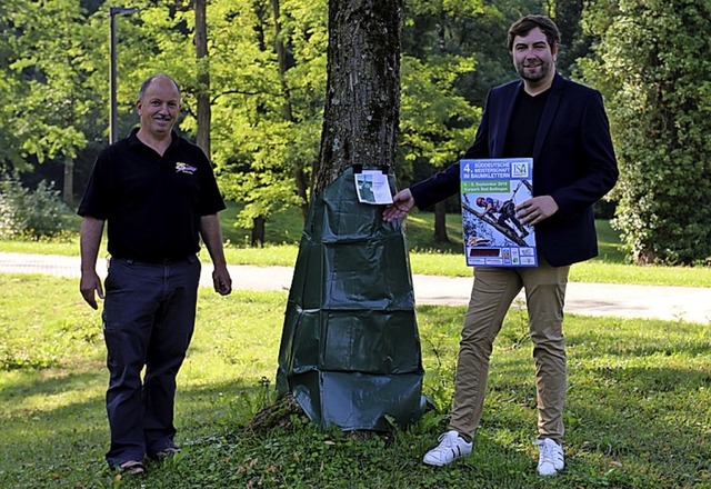 Friedrich Drayer berreicht  Kurgesch...wsserungsscke fr Bume im Kurpark.   | Foto: BuK