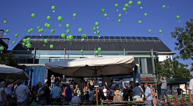 Fr hrgeschdigte Kinder und Jugendli...tz. Auch eine Luftballonaktion gab es.  | Foto: Volker Mnch