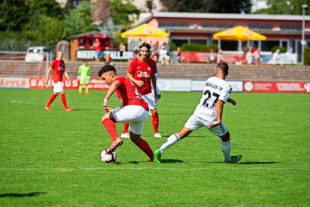 Luca Ernst (OFV, rotes Trikot) erwisch...hler  Tarik Aras auf dem falschen Fu.  | Foto: Alexandra Buss