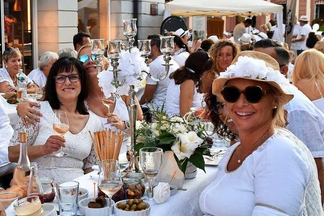 800 Gäste in Weiß beim Riesenpicknick in Offenburg