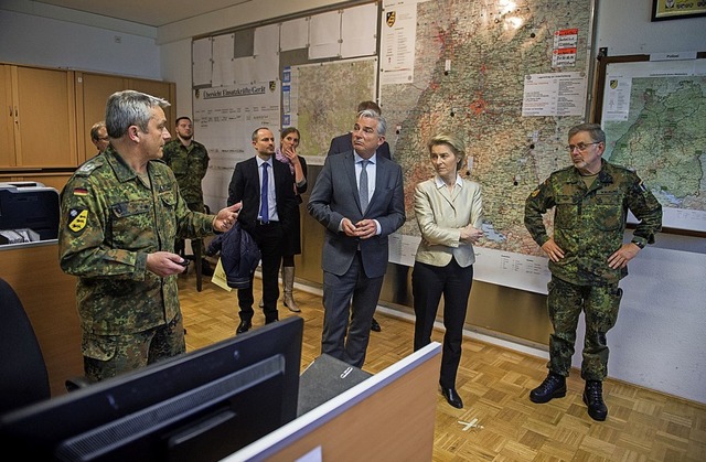 Die damalige Verteidigungsministerin U...der Stuttgarter Theodor-Heuss Kaserne.  | Foto: Lino Mirgeler (dpa)