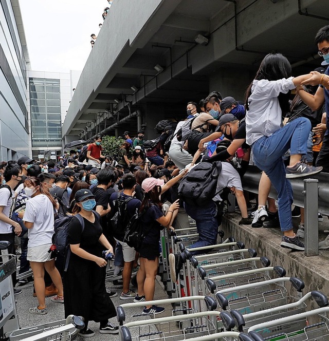 Demonstranten am Hongkonger Flughafen  | Foto: Kin Cheung (dpa)