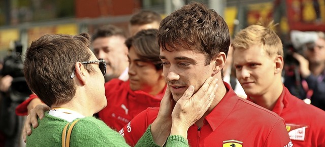 Ferrari-Pilot  Charles Leclerc kondoli...ten Formel-2-Fahrers Anthoine Hubert.   | Foto: Francisco Seco (dpa)