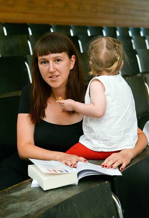 Mia Bruder mit ihrer kleinen Tochter im Hrsaal  | Foto: Ingo Schneider