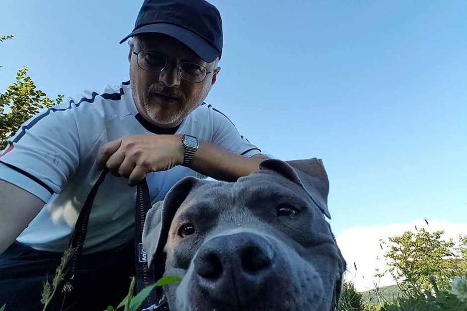 Paul Schmitt hat uns folgendes geschrieben: „Hallo, ich heiße Luna und bin ein American Staffordshire Mädchen aus dem Tierschutz. Gemeinsam mit meinem Herrchen genieße ich die lauen Spätsommerabende beim gemeinsamen Spaziergang im wunderschönen Markgräflerland... (Foto: Paul Schmitt) Paul Schmitt hat uns folgendes geschrieben: „Hallo, ich heiße Luna und bin ein American Staffordshire Mädchen aus dem Tierschutz. Gemeinsam mit meinem Herrchen genieße ich die lauen Spätsommerabende beim gemeinsamen Spaziergang im wunderschönen Markgräflerland... (Foto: Paul Schmitt)