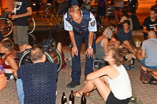Johannes Schweizer vom Vollzugsdienst ...tet die Leute, den Platz zu verlassen.  | Foto: Rita Eggstein