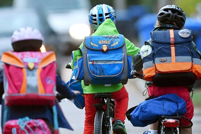 Kinder sollten im Straenverkehr stets einen Helm tragen. Symbolbild.  | Foto: Ralf Hirschberger (dpa)