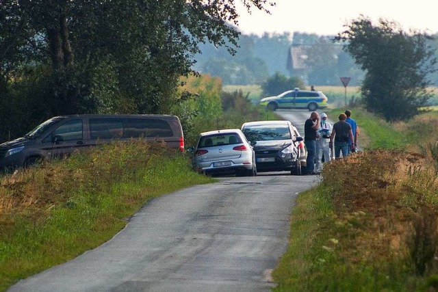Mitarbeiter der Spurensicherung stehen... des Tatverdchtigen in Nordfriesland.  | Foto: Benjamin Nolte (dpa)