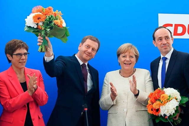 Annegret Kramp-Karrenbauer, Bundesvors...hts) und Bundeskanzlerin Angela Merkel  | Foto: ODD ANDERSEN (AFP)