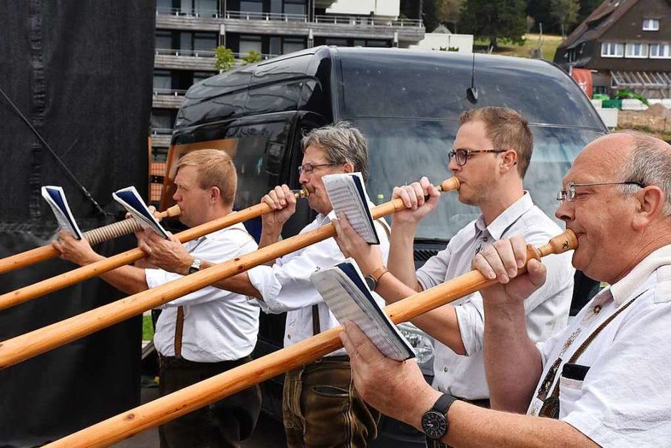 Das achte internationale Treffen der Alphornbläser sowie der Naturpark-Markt lockten wieder Hunderte Besucher zum Haus der Natur. (Foto: Thomas Biniossek) Das achte internationale Treffen der Alphornbläser sowie der Naturpark-Markt lockten wieder Hunderte Besucher zum Haus der Natur. (Foto: Thomas Biniossek)
