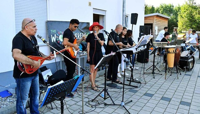 (Fast) die ganze Welt in einer Band: d...n der Flchtlingsunterkunft am Bahnhof  | Foto: Wolfgang Knstle