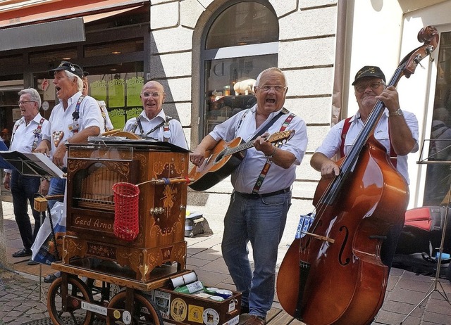 Aus vollen Kehlen: Die Stammtischler a...wei kleine Italiener&#8220;  Stimmung.  | Foto:  Ursula Freudig