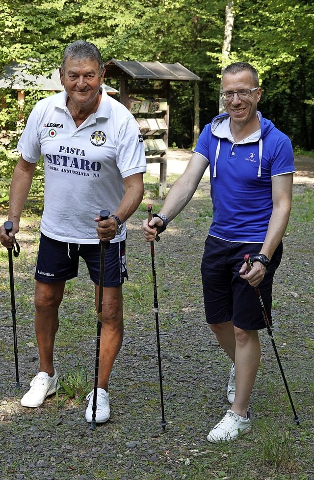 Oscar Guidone (links) und Frank Bauman...Nordic-Walking-Runde seit zehn Jahren.  | Foto: Dieter Erggelet