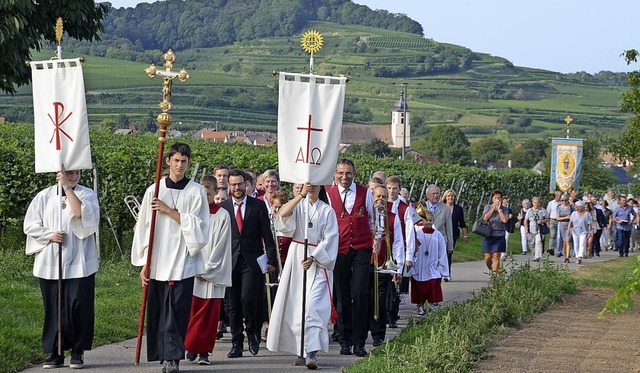 Ministranten mit Fahnen und die Winzer...bnisprozession zur Eichertkapelle an.  | Foto: Roland Vitt