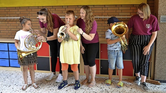 Die jungen Musiker konnten sich an den Instrumenten ausprobieren.   | Foto: Roland Vitt