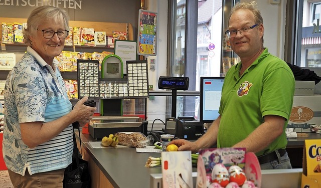 Helga Faller (links) ist froh, dass de...kauft gerne bei Andreas Wrthner ein.   | Foto: Susanne Gilg