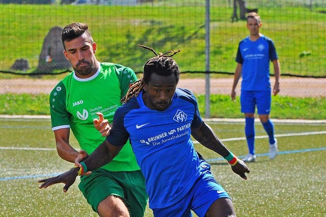 Hermann Takuete (rechts) erzielte in F...ng fr den Landesligisten FC Neustadt.  | Foto: Bernd Seger
