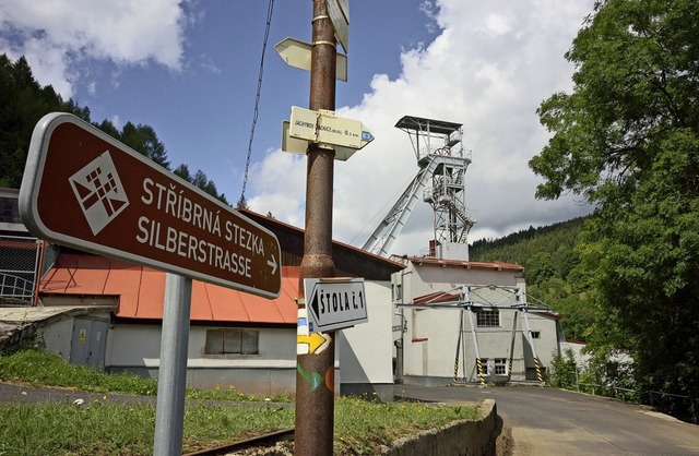 Das Schild Silberstrae weist den Weg ...chen Kur- und Bergwerksstadt Jachymov.  | Foto: Michael Heitmann (dpa)