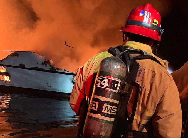 Die Feuerwehr konnte gegen die Flammen nichts mehr ausrichten.  | Foto: Uncredited (dpa)