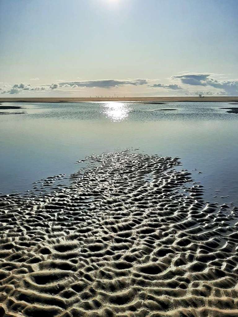 Ebbe am Strand von St. Peter Ording: Sabine Haas aus Freiamt nutzte die Gelegenheit nicht nur zum Fotografieren, sondern auch zur Bernsteinsuche.