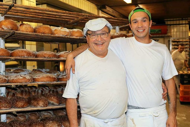 Vater und Sohn im Arbeitsglck. Karl-E...lutetem Generationenwechsel erhalten.  | Foto: Gudrun Deinzer