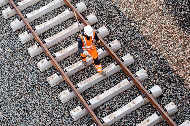 Achtung, Reisende: Bauarbeiten zwische...chrnken den Fern- und Nahverkehr ein.  | Foto: Lukas Schulze